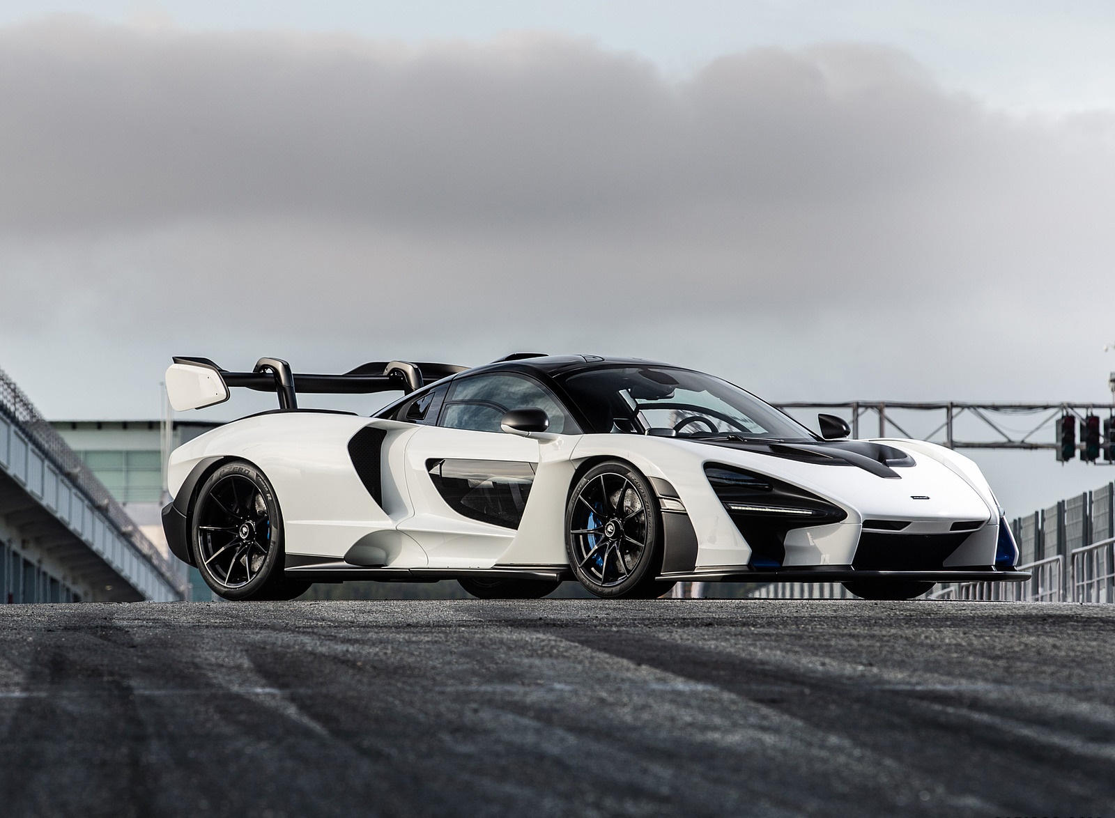 2019 McLaren Senna (Color: Pure White) Front Three-Quarter Wallpapers #80 of 130
