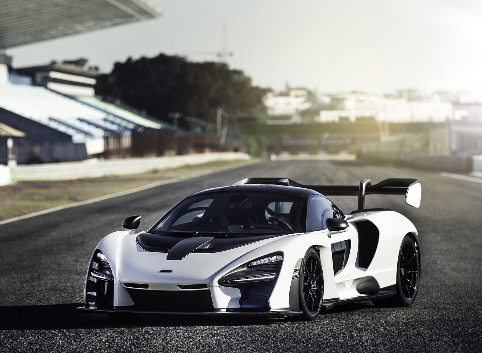 2019 McLaren Senna (Color: Pure White) Front Three-Quarter Wallpapers #81 of 130