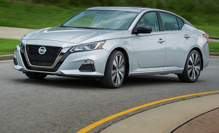 2019 Nissan Altima Front Three-Quarter Wallpapers 450x275 (21)
