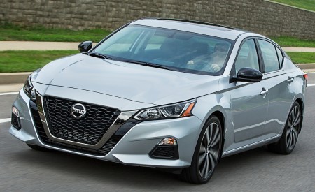 2019 Nissan Altima Front Three-Quarter Wallpapers 450x275 (22)