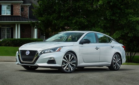 2019 Nissan Altima Front Three-Quarter Wallpapers 450x275 (23)