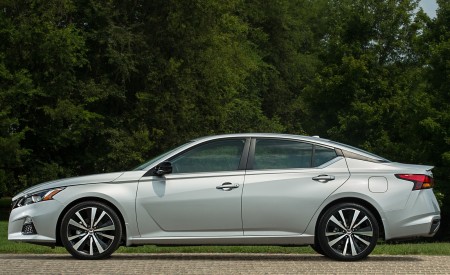 2019 Nissan Altima Side Wallpapers 450x275 (27)