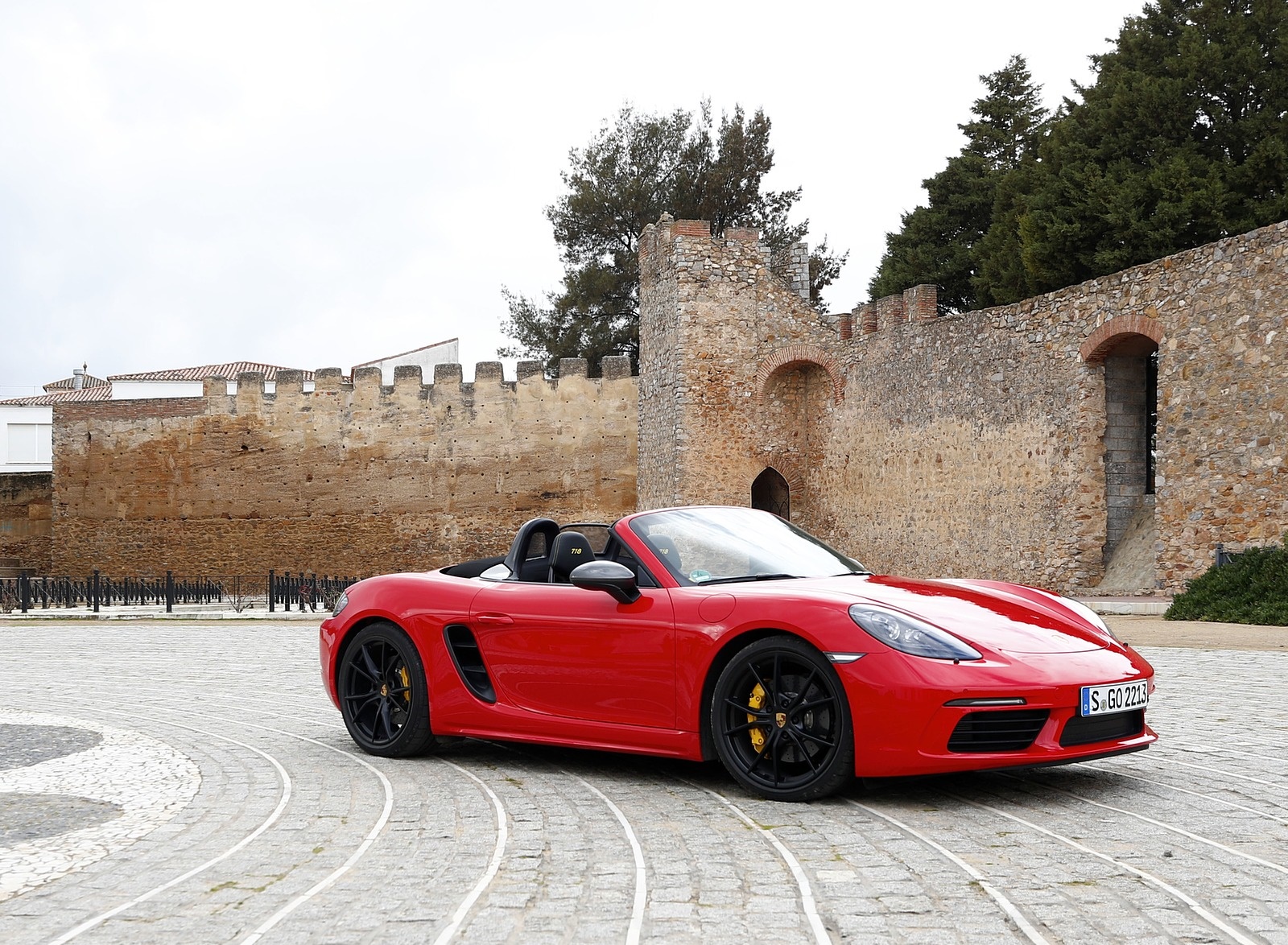2019 Porsche 718 Boxster T (Color: Guards Red) Front Three-Quarter Wallpapers #12 of 133