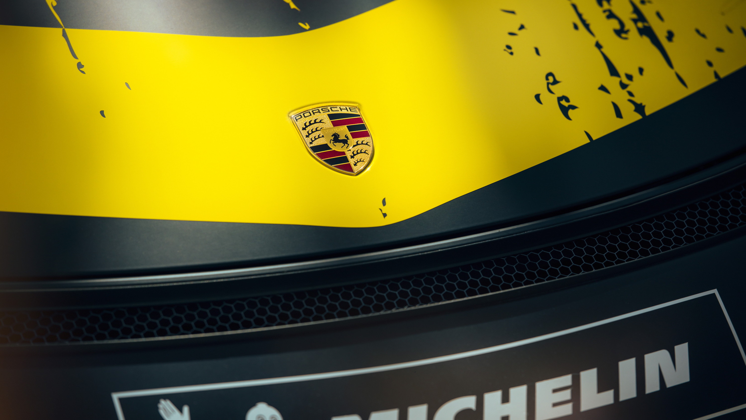 2019 Porsche 718 Cayman GT4 Clubsport Badge Wallpapers #20 of 28