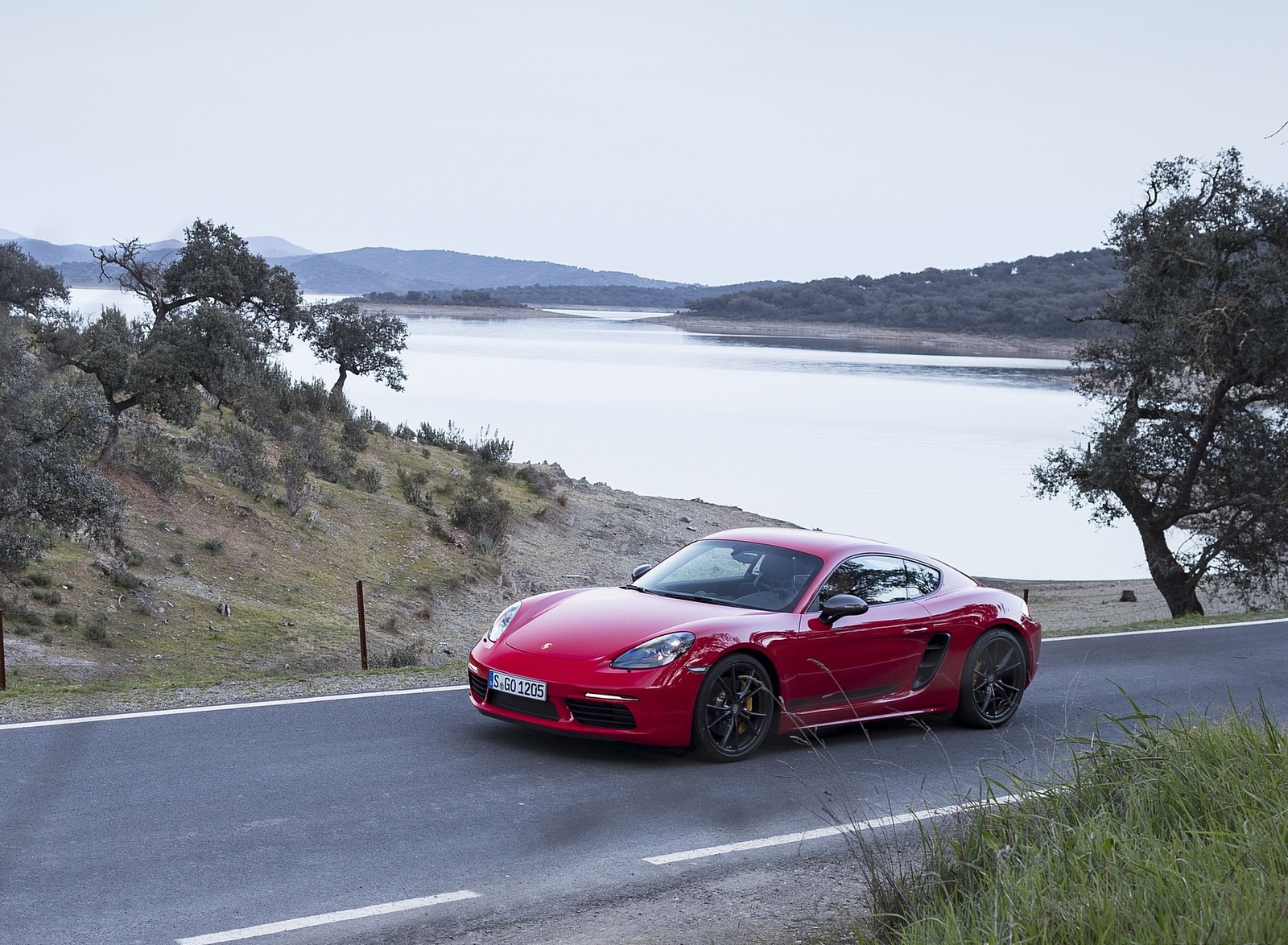 2019 Porsche 718 Cayman T (Color: Guards Red) Front Three-Quarter Wallpapers #29 of 133