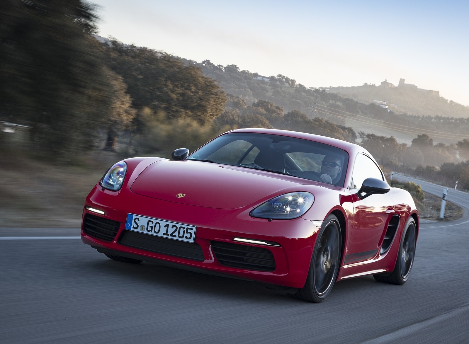 2019 Porsche 718 Cayman T (Color: Guards Red) Front Three-Quarter Wallpapers #30 of 133