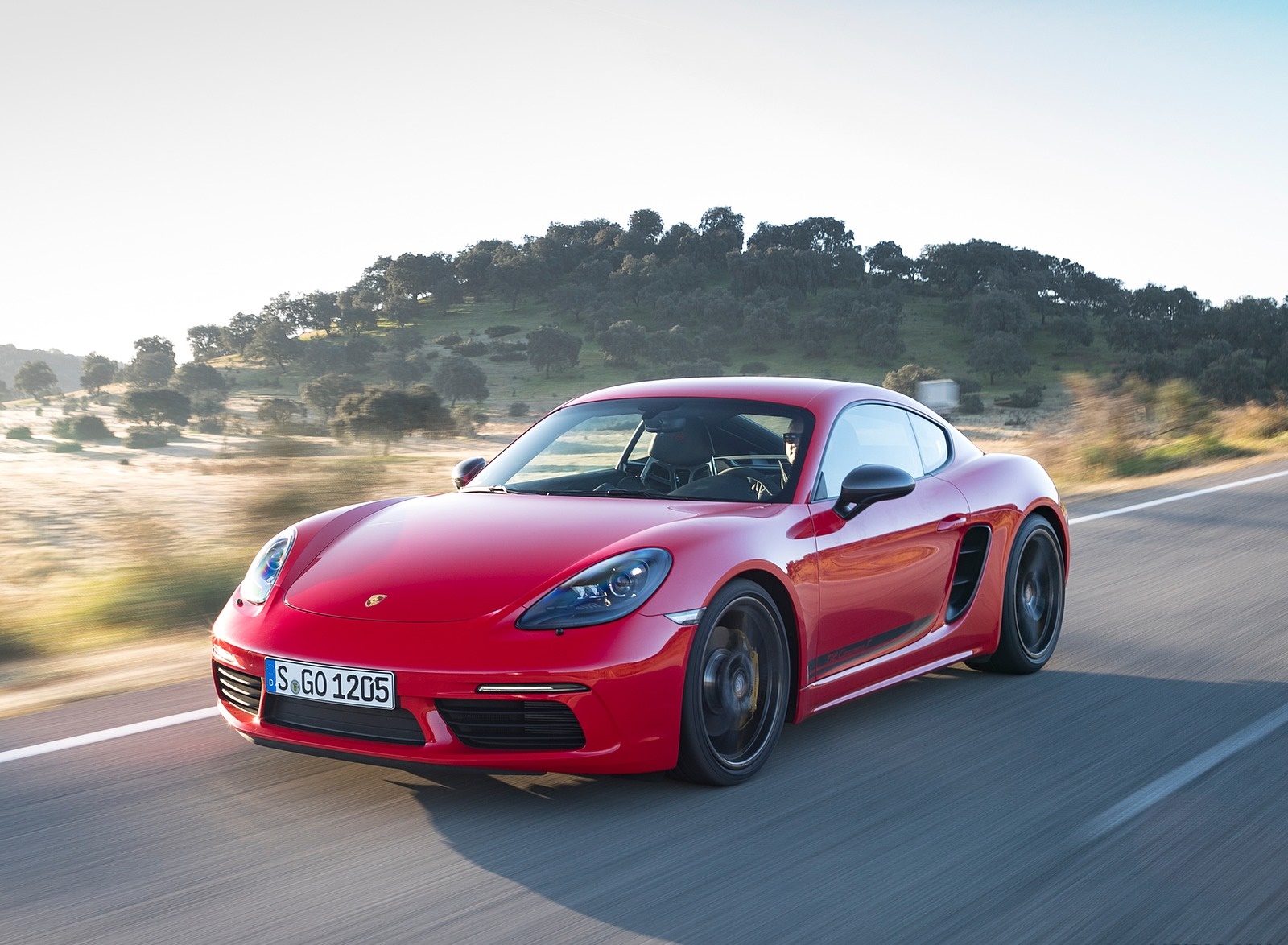 2019 Porsche 718 Cayman T (Color: Guards Red) Front Three-Quarter Wallpapers #31 of 133