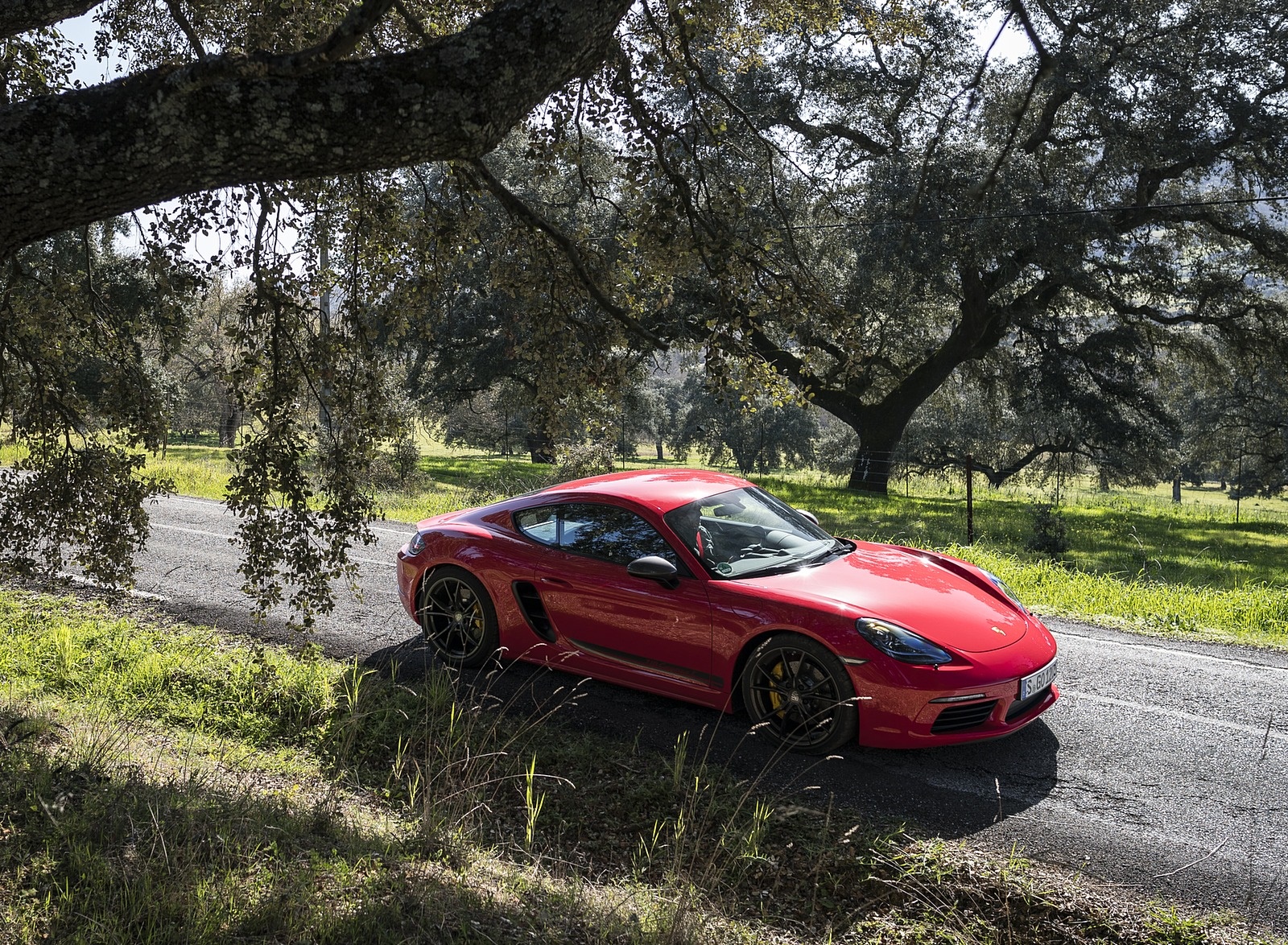 2019 Porsche 718 Cayman T (Color: Guards Red) Front Three-Quarter Wallpapers #32 of 133