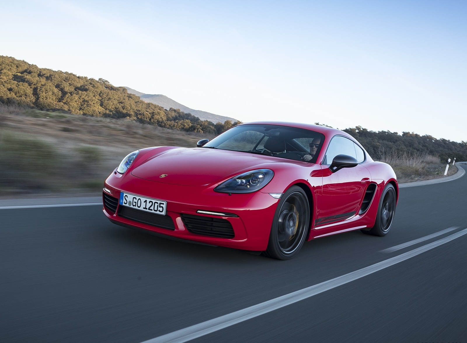 2019 Porsche 718 Cayman T (Color: Guards Red) Front Wallpapers #36 of 133