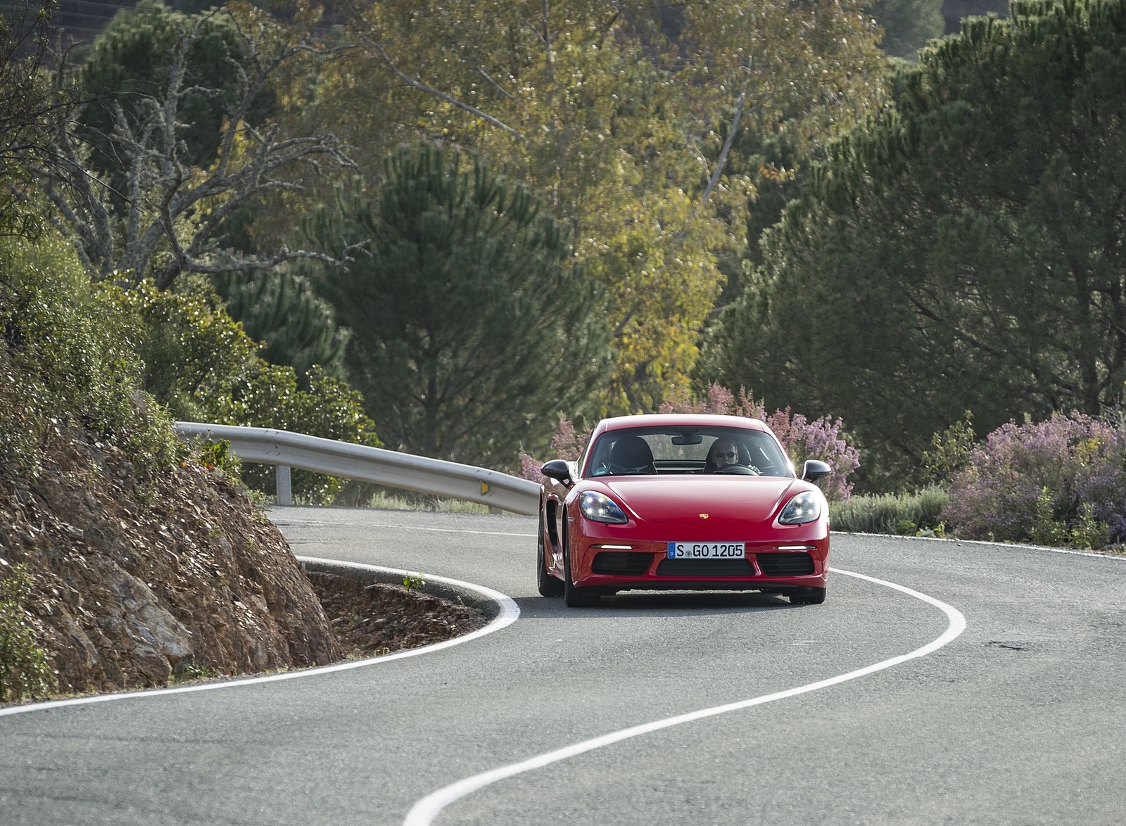 2019 Porsche 718 Cayman T (Color: Guards Red) Front Wallpapers #25 of 133