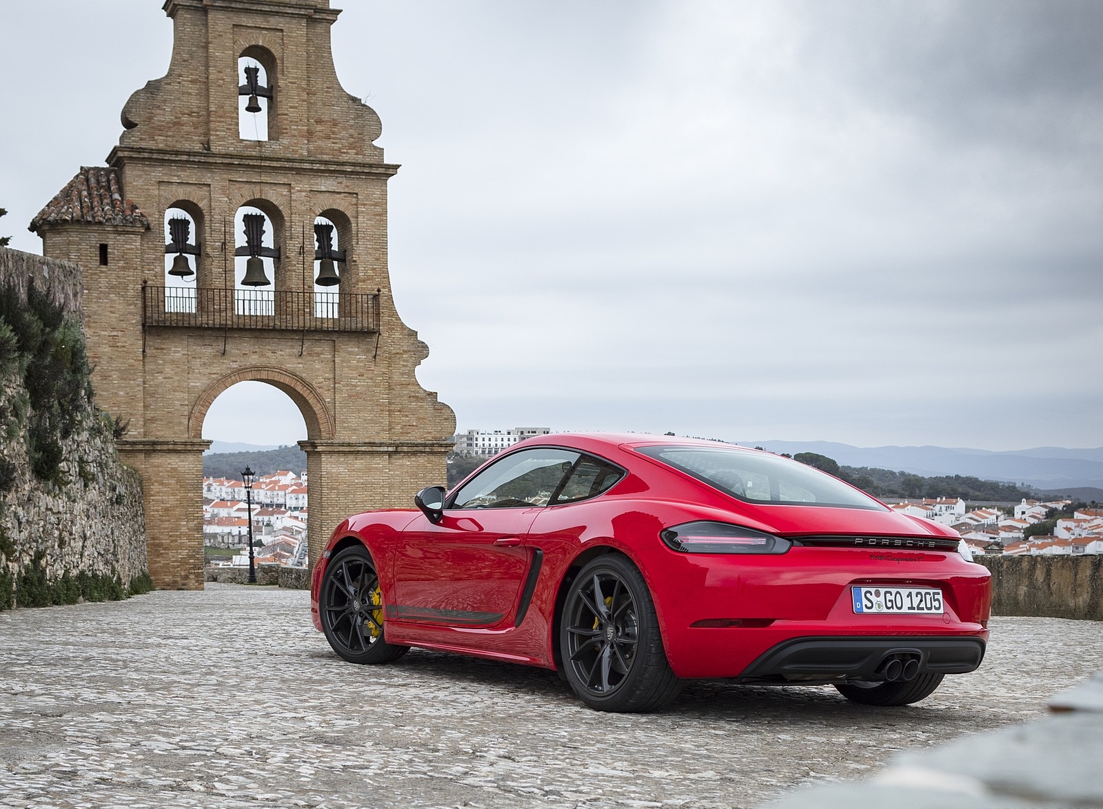 2019 Porsche 718 Cayman T (Color: Guards Red) Rear Three-Quarter Wallpapers #42 of 133