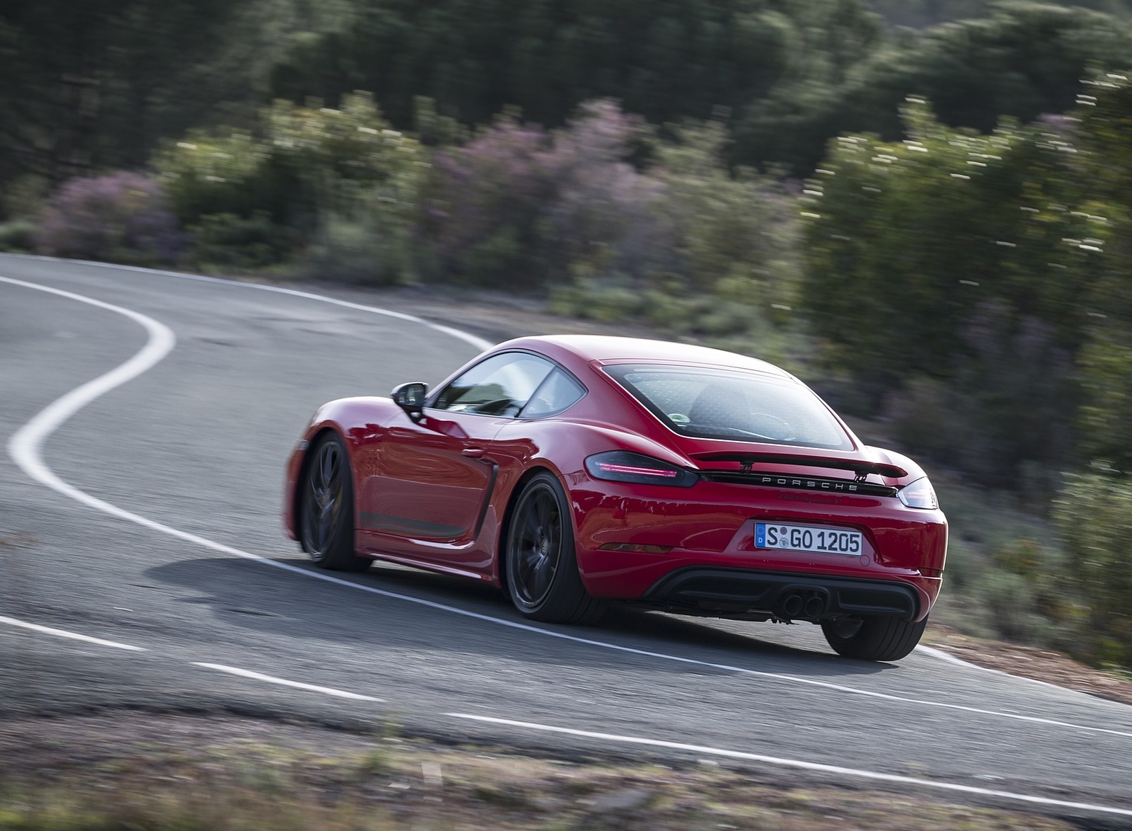 2019 Porsche 718 Cayman T (Color: Guards Red) Rear Three-Quarter Wallpapers #27 of 133