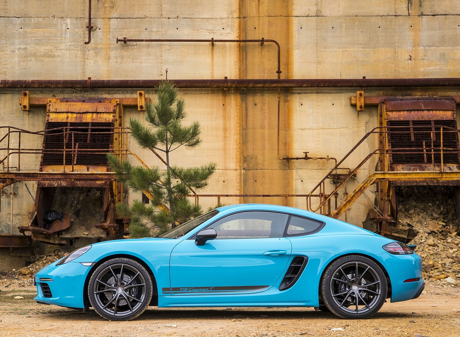 2019 Porsche 718 Cayman T (Color: Miami Blue) Side Wallpapers #86 of 133