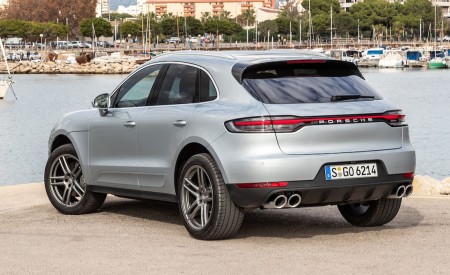 2019 Porsche Macan S (Color: Dolomite Silver Metallic) Rear Three-Quarter Wallpapers 450x275 (68)