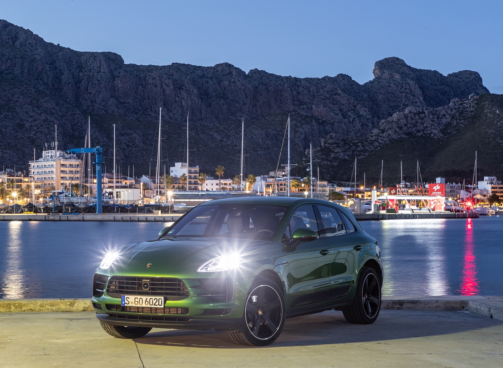 2019 Porsche Macan S (Color: Mamba Green Metallic) Front Wallpapers #11 of 112