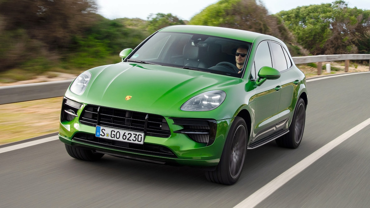 2019 Porsche Macan S (Color: Mamba Green Metallic) Front Wallpapers #1 of 112