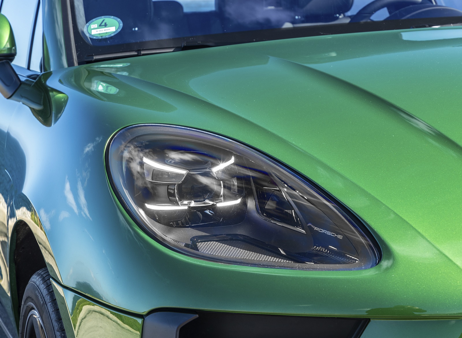 2019 Porsche Macan S (Color: Mamba Green Metallic) Headlight Wallpapers #16 of 112