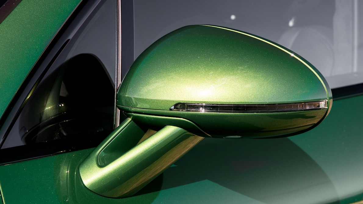 2019 Porsche Macan S (Color: Mamba Green Metallic) Mirror Wallpapers #17 of 112