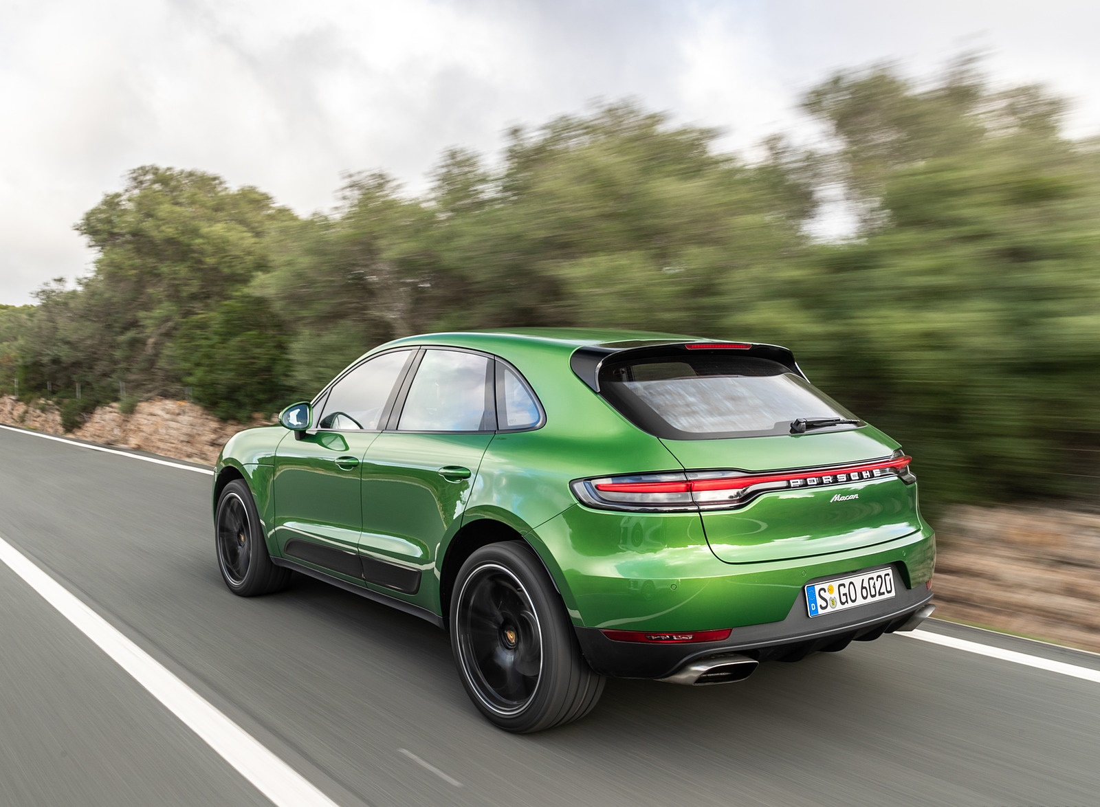 2019 Porsche Macan S (Color: Mamba Green Metallic) Rear Three-Quarter Wallpapers #13 of 112