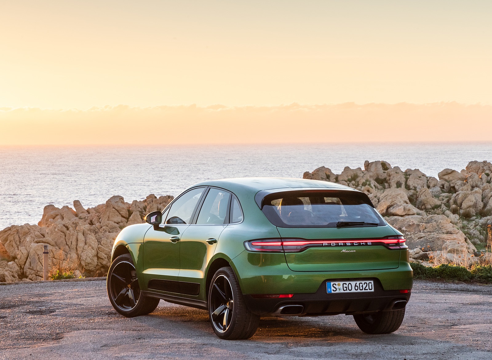 2019 Porsche Macan S (Color: Mamba Green Metallic) Rear Wallpapers #14 of 112