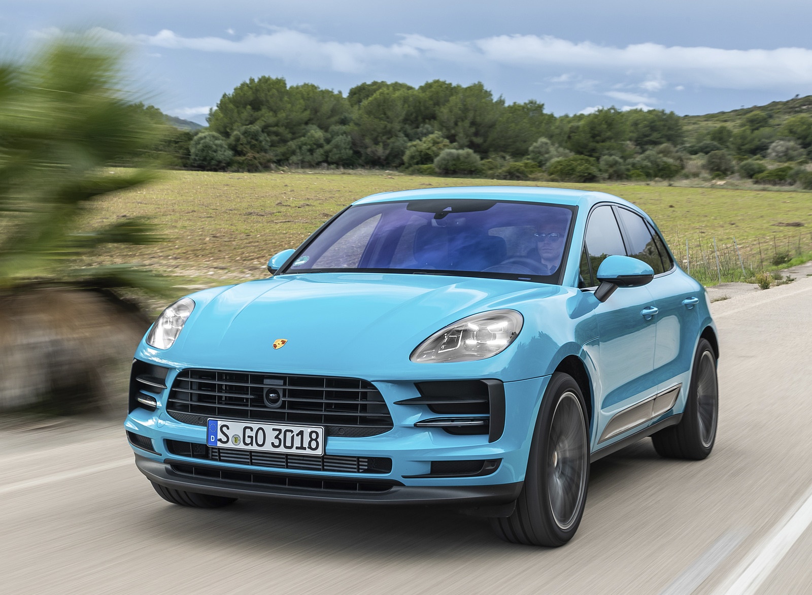 2019 Porsche Macan S (Color: Miami Blue) Front Three-Quarter Wallpapers #27 of 112