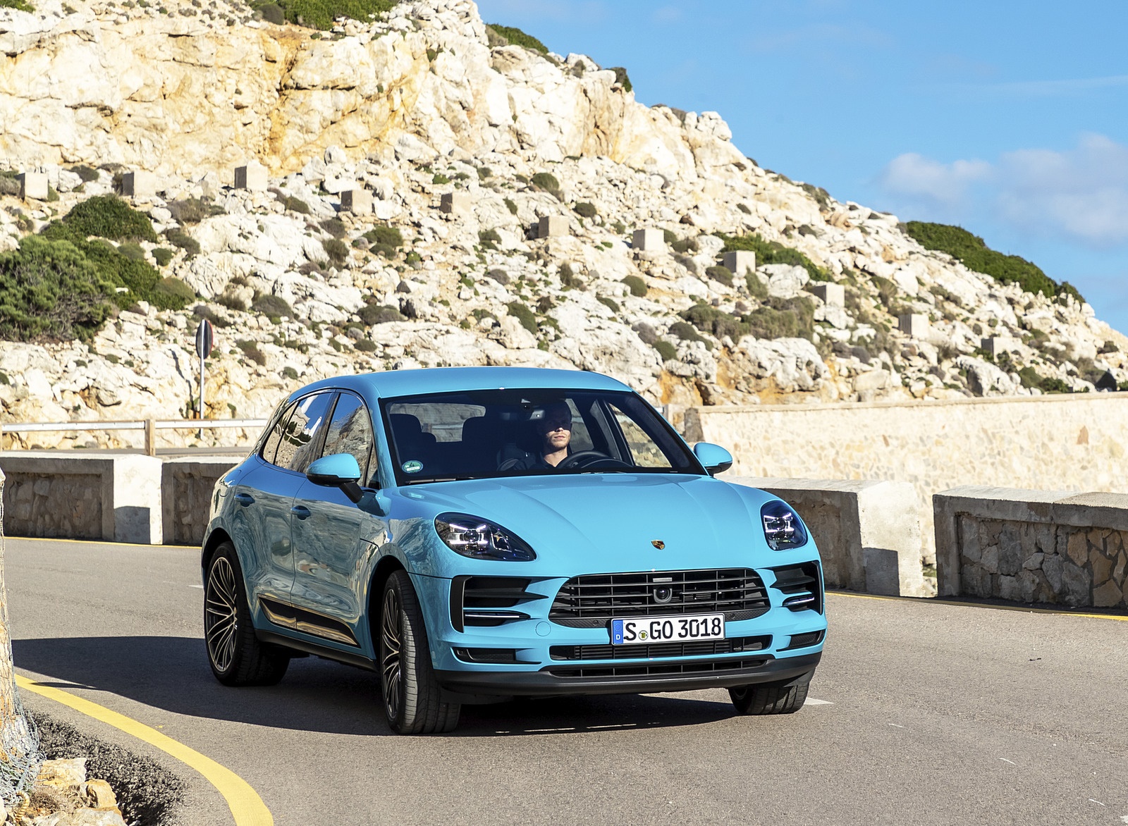 2019 Porsche Macan S (Color: Miami Blue) Front Wallpapers #29 of 112