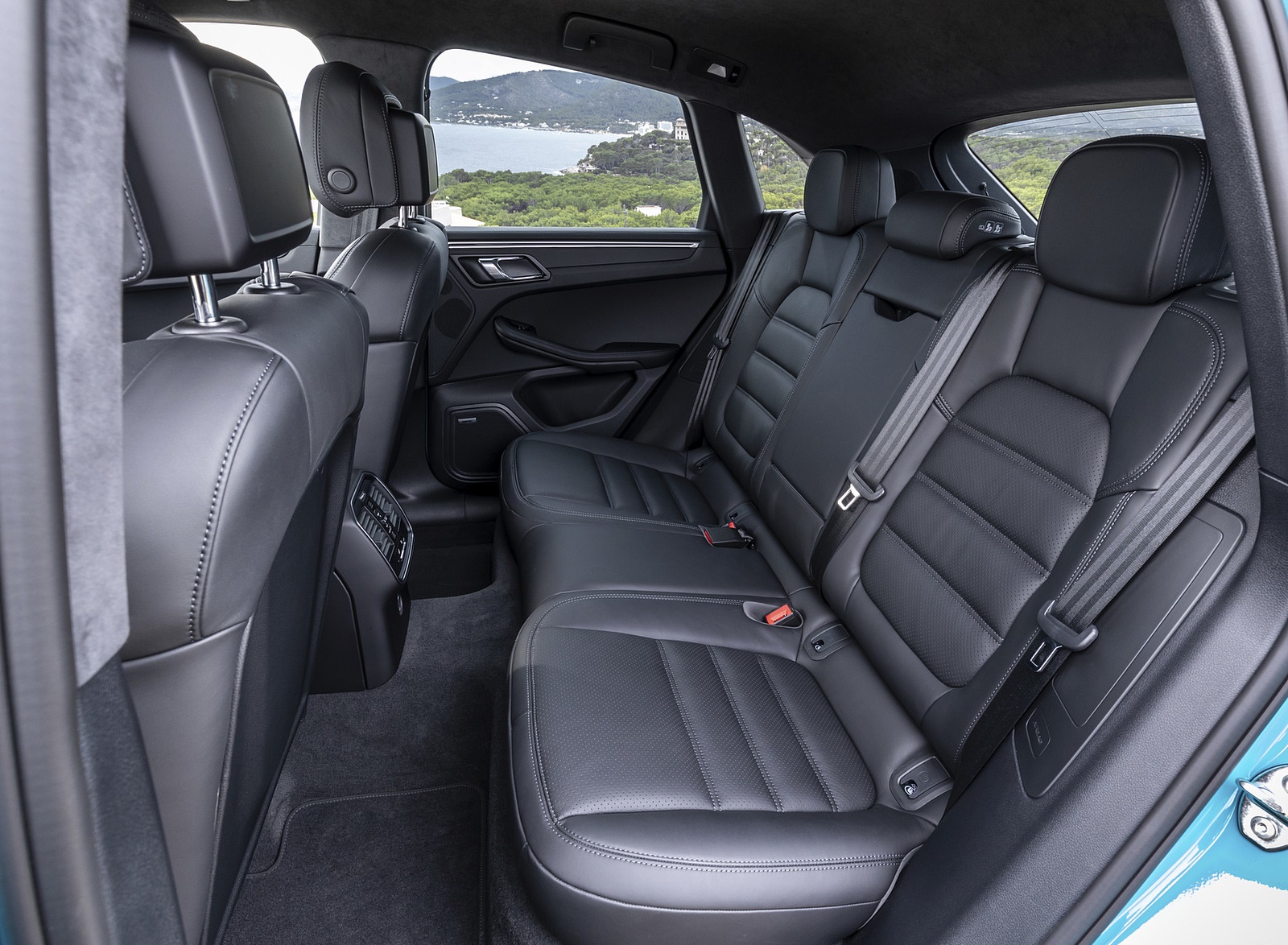 2019 Porsche Macan S (Color: Miami Blue) Interior Rear Seats Wallpapers #32 of 112