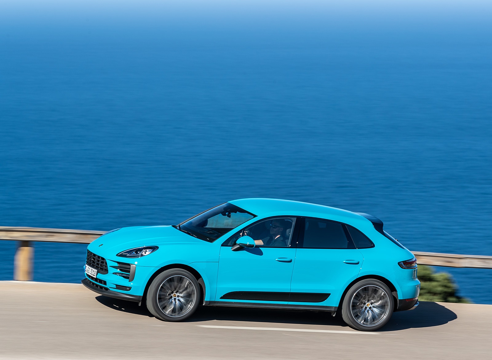 2019 Porsche Macan S (Color: Miami Blue) Side Wallpapers #31 of 112