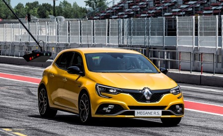2019 Renault Megane R.S. Trophy Front Three-Quarter Wallpapers 450x275 (3)