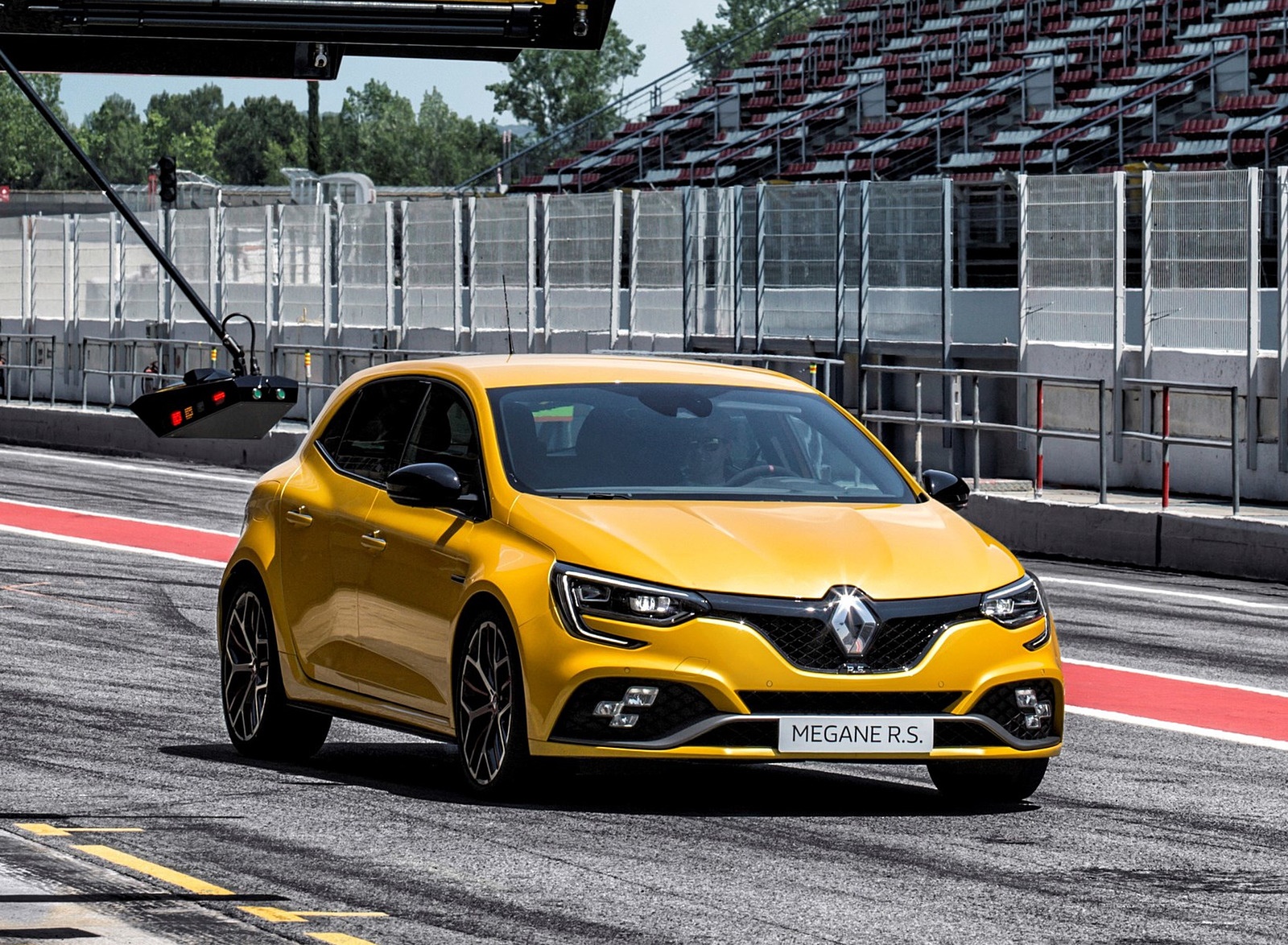 2019 Renault Megane R.S. Trophy Front Three-Quarter Wallpapers #3 of 49