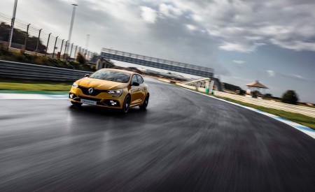 2019 Renault Megane R.S. Trophy Front Three-Quarter Wallpapers 450x275 (27)