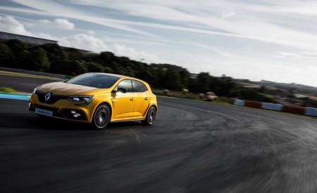 2019 Renault Megane R.S. Trophy Front Three-Quarter Wallpapers 450x275 (32)
