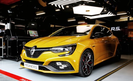 2019 Renault Megane R.S. Trophy Front Three-Quarter Wallpapers 450x275 (14)