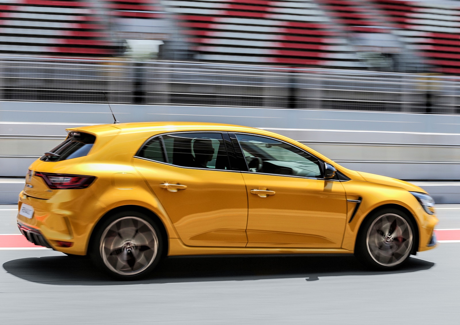 2019 Renault Megane R.S. Trophy Side Wallpapers (10)