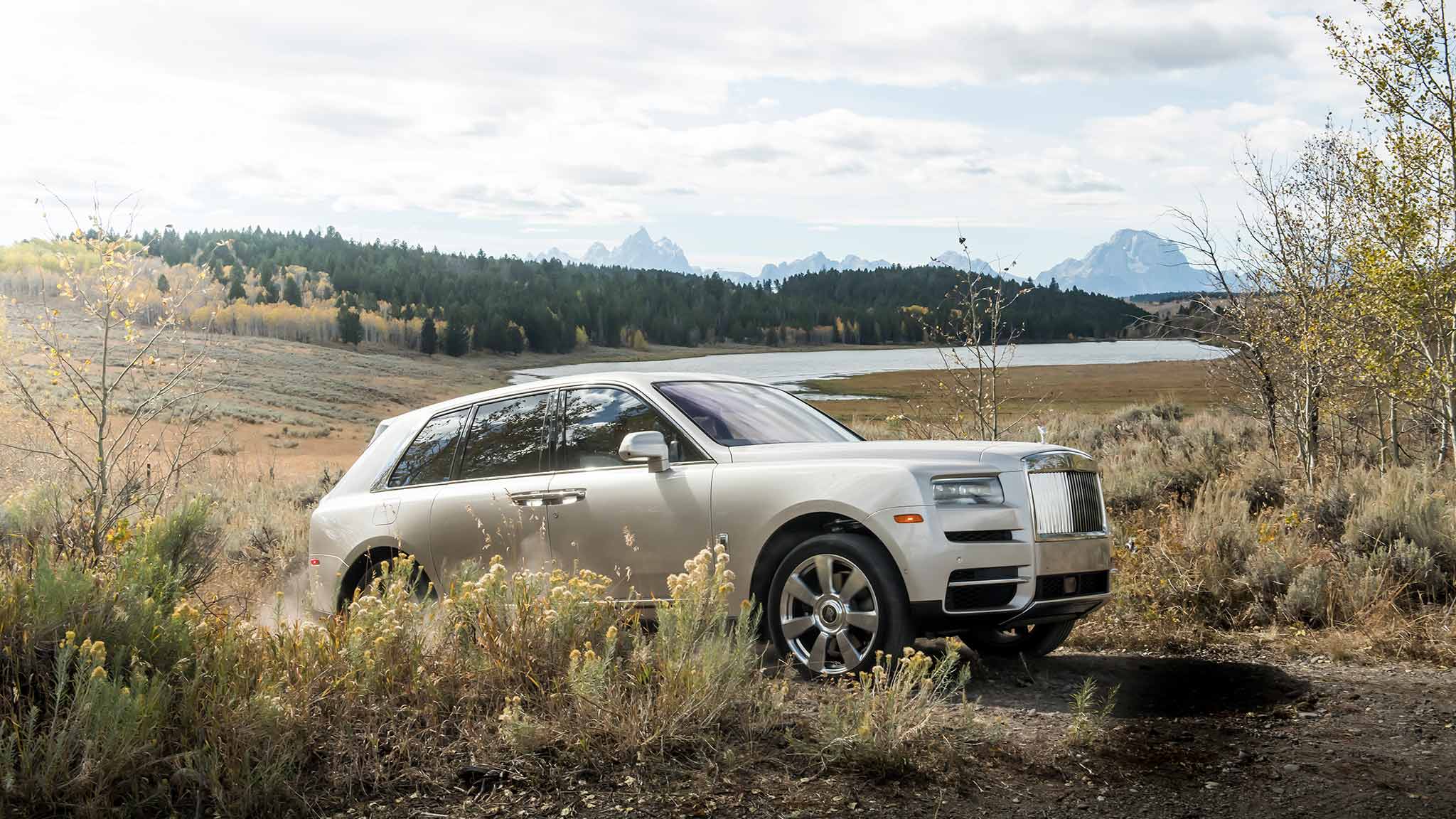 2019 Rolls-Royce Cullinan (Color: White Sands) Front Three-Quarter Wallpapers #68 of 122