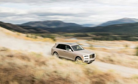 2019 Rolls-Royce Cullinan (Color: White Sands) Front Three-Quarter Wallpapers 450x275 (69)