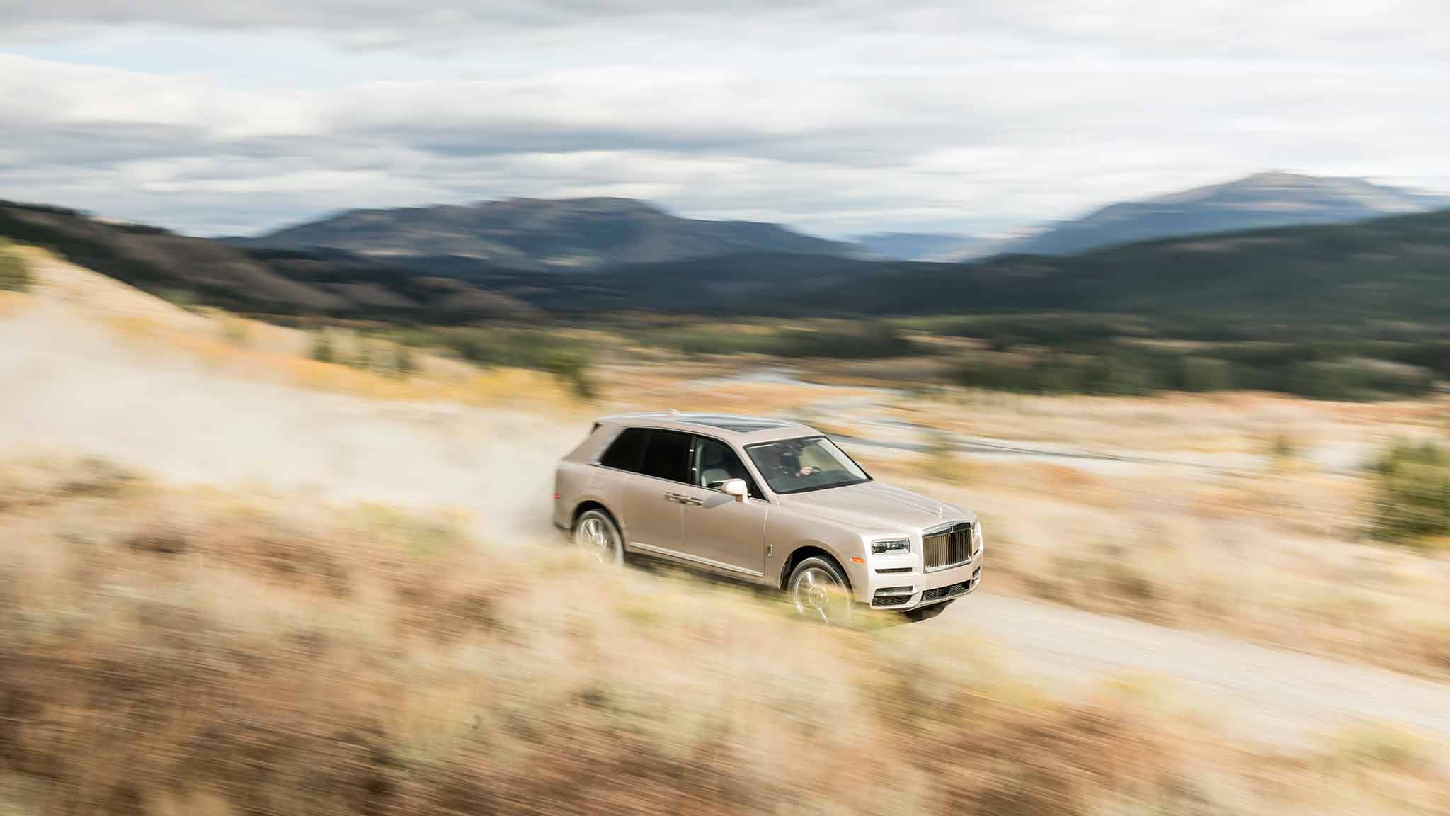 2019 Rolls-Royce Cullinan (Color: White Sands) Front Three-Quarter Wallpapers #69 of 122