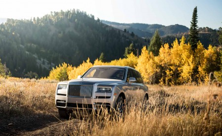 2019 Rolls-Royce Cullinan (Color: White Sands) Front Three-Quarter Wallpapers 450x275 (57)