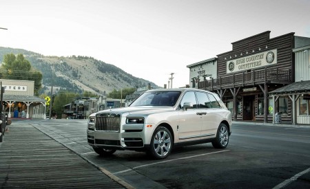 2019 Rolls-Royce Cullinan (Color: White Sands) Front Three-Quarter Wallpapers 450x275 (70)
