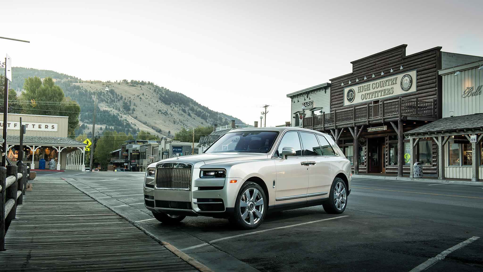 2019 Rolls-Royce Cullinan (Color: White Sands) Front Three-Quarter Wallpapers #70 of 122