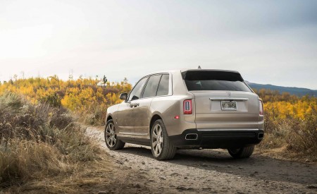 2019 Rolls-Royce Cullinan (Color: White Sands) Rear Three-Quarter Wallpapers 450x275 (63)