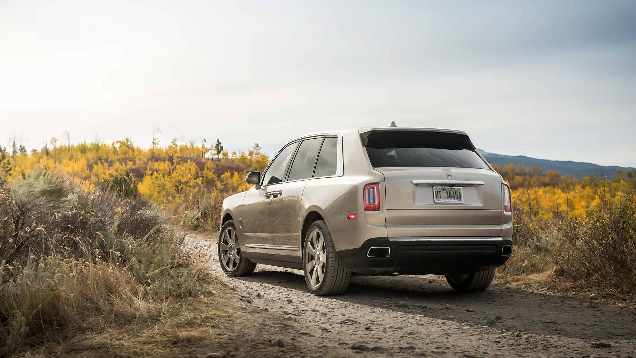 2019 Rolls-Royce Cullinan (Color: White Sands) Rear Three-Quarter Wallpapers #63 of 122