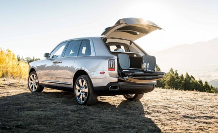 2019 Rolls-Royce Cullinan (Color: White Sands) Rear Wallpapers 450x275 (64)