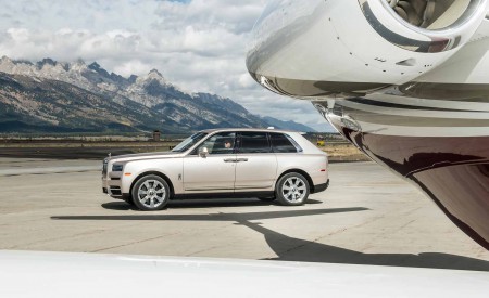 2019 Rolls-Royce Cullinan (Color: White Sands) Side Wallpapers 450x275 (67)