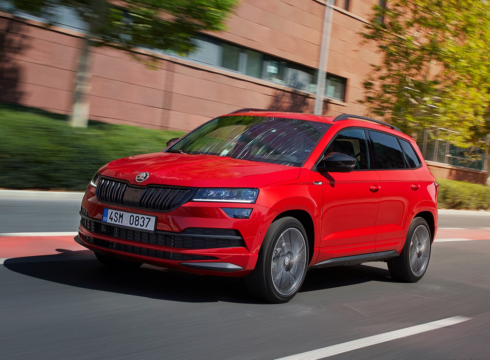 2019 Skoda Karoq Sportline Front Three-Quarter Wallpapers #5 of 31