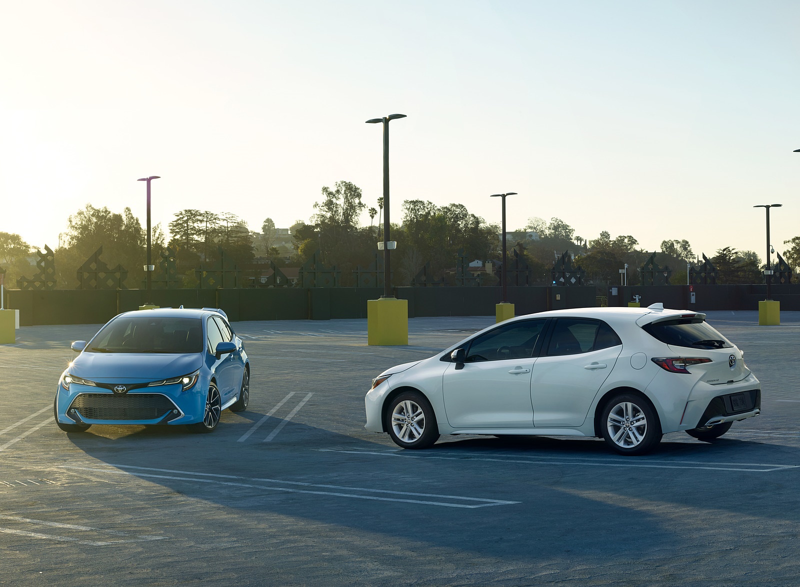 2019 Toyota Corolla Hatchback Side Wallpapers #2 of 75