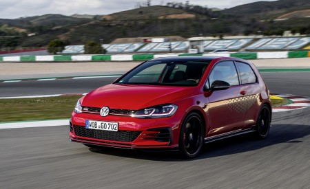 2019 Volkswagen Golf GTI TCR Front Three-Quarter Wallpapers 450x275 (44)