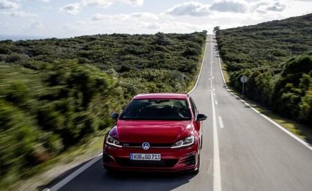2019 Volkswagen Golf GTI TCR Front Three-Quarter Wallpapers 450x275 (56)