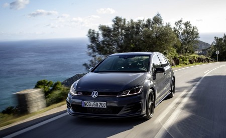 2019 Volkswagen Golf GTI TCR Front Three-Quarter Wallpapers 450x275 (27)