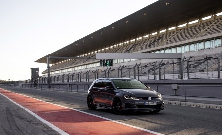 2019 Volkswagen Golf GTI TCR Front Three-Quarter Wallpapers 450x275 (29)